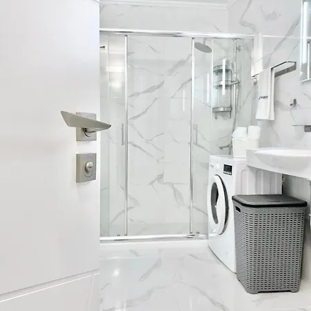 Apartment Modern For 4 Guests Sea View & Free Parking
