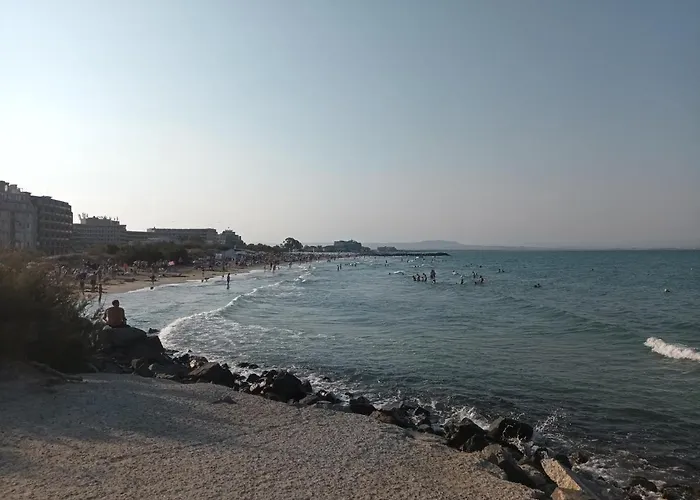 Апартамент Modern For 4 Guests Sea View & Free Parking