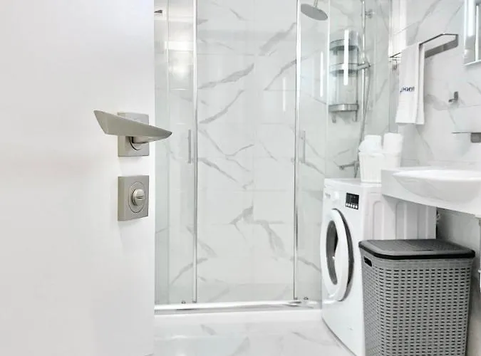 Апартамент Modern For 4 Guests Sea View & Free Parking